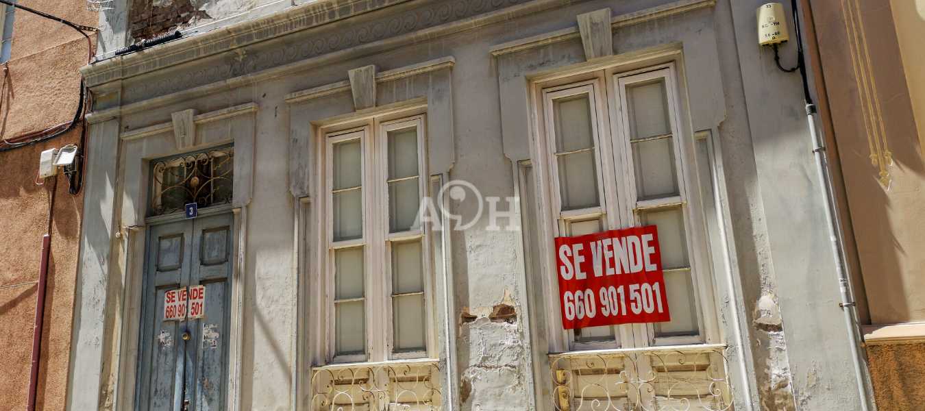 La compraventa de viviendas se desploma casi un 70 % en Canarias