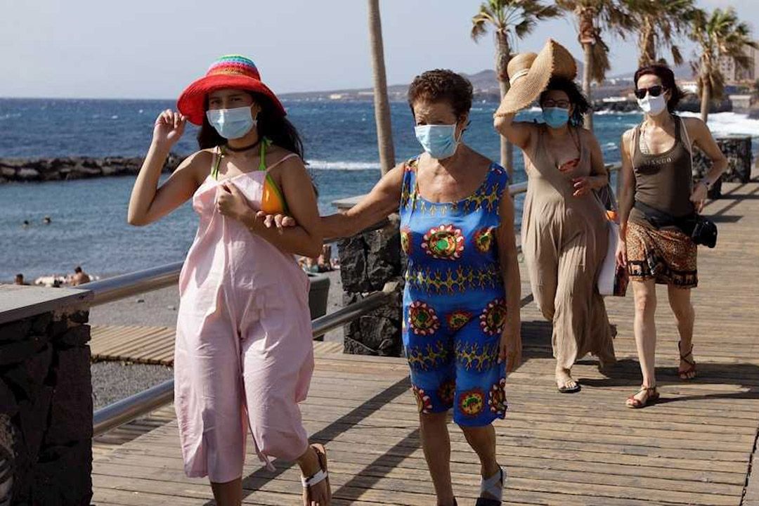 mujeres paseo mascarilla