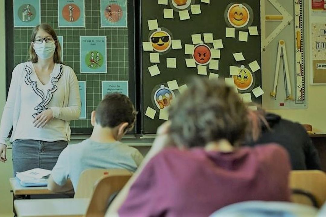 Aula clase mascarilla