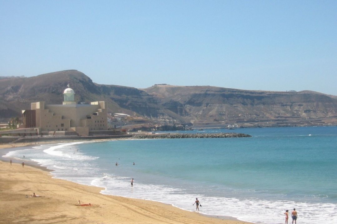 Playa Las Canteras, uno de los lugares protagonista de las rutas guiadas gratuitas. / Archivo