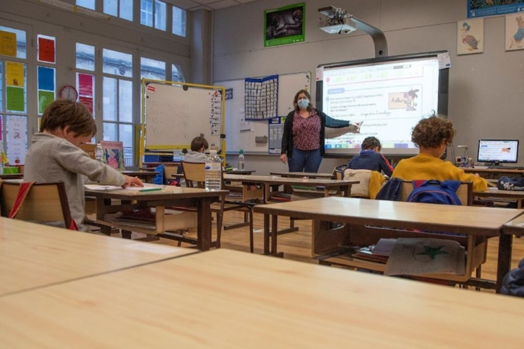 Profesora dando clases en época COVID./ 