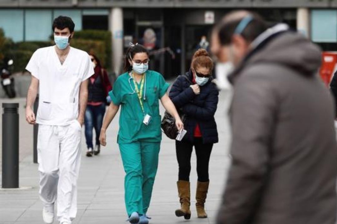 Sanitarios en las instalaciones de un hospital. / Archivo EFE Canarios