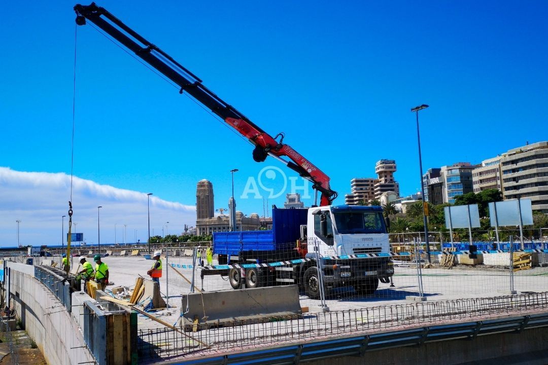 Construcción de la pasarela de la avenida Marítima./ AH