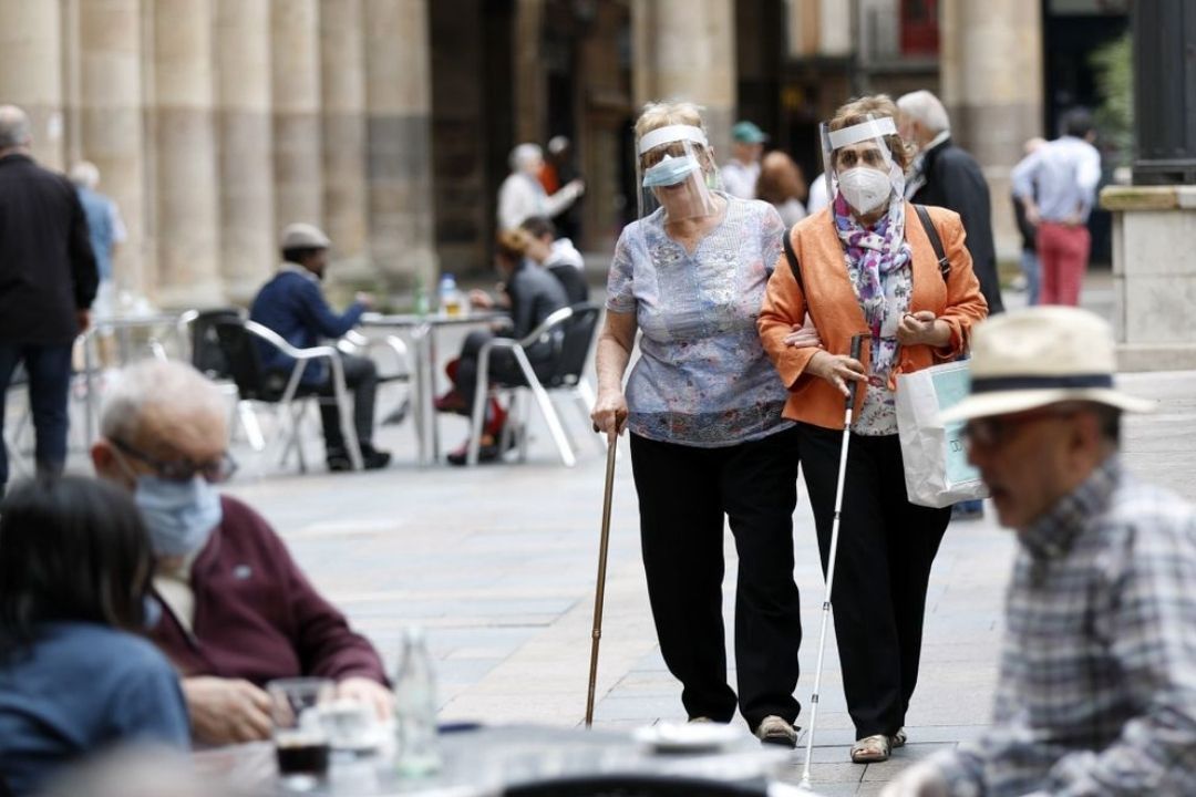 Unos ancianos mayores de 60 años pasean por la calle./ Archivo