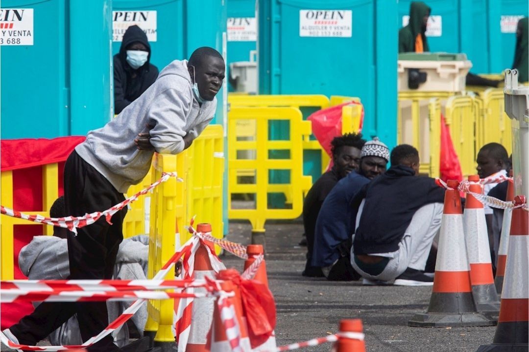 Un grupo de migrantes en el puerto de Arguineguín, Gran Canaria - EFE /ARCHIVO