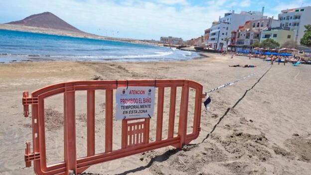 Playa de El Médano cerrada por vertidos. / ARCHIVO