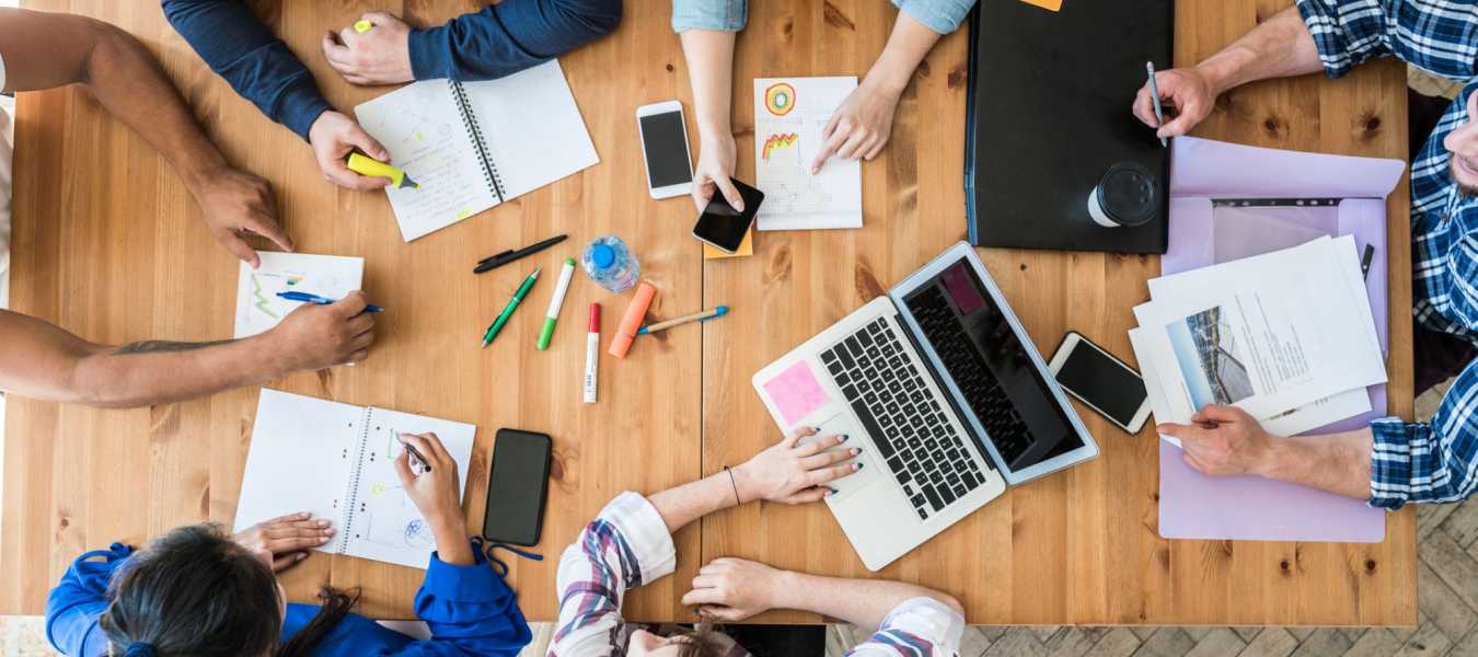 Reunión de ideas en una empresa de marketing digital./ Archivo