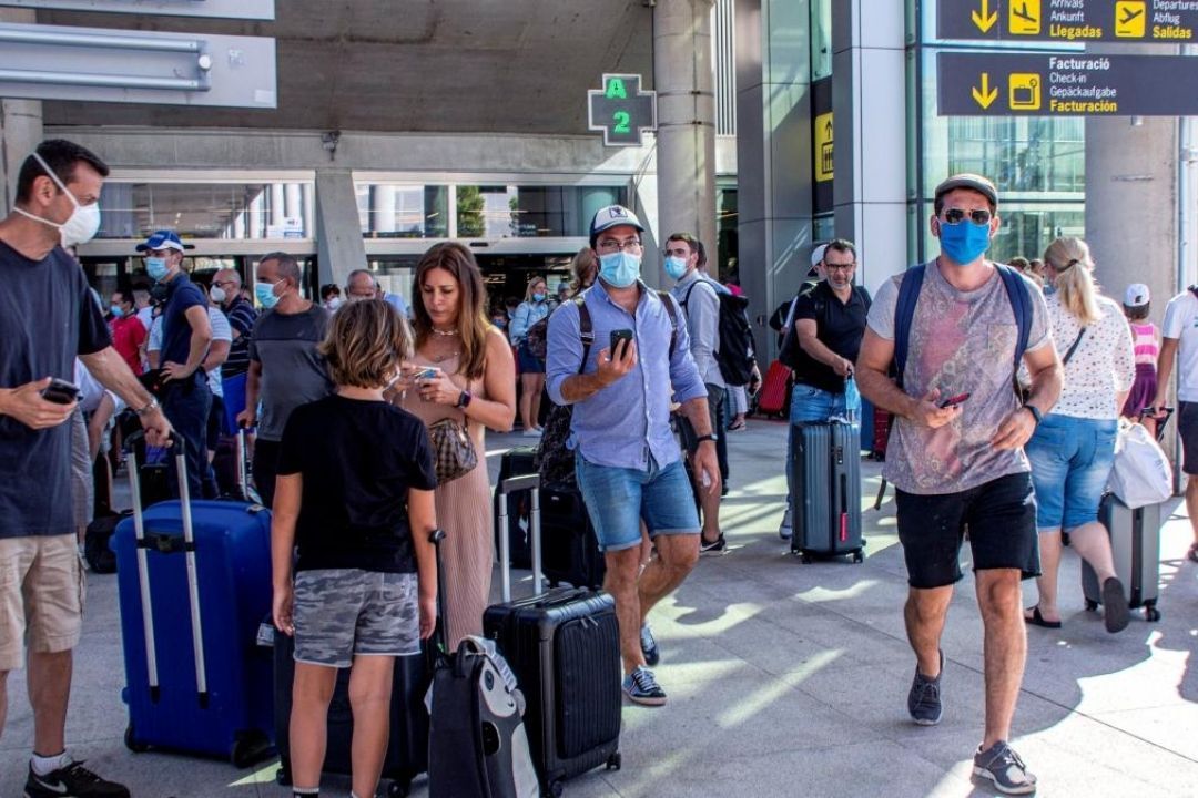 Turistas con mascarilla en un aeropuerto canario. / Archivo