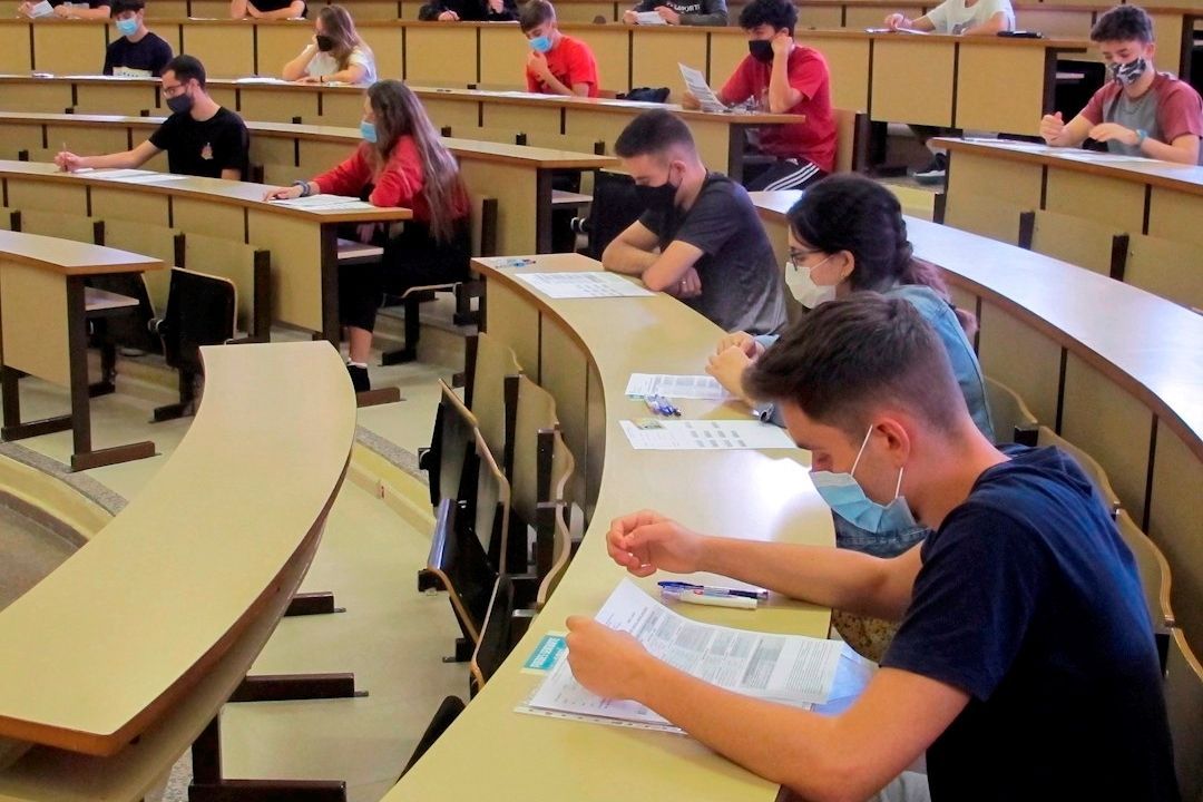 Alumnos haciendo la pruebas de acceso para la Universidad (EBAU) / AH