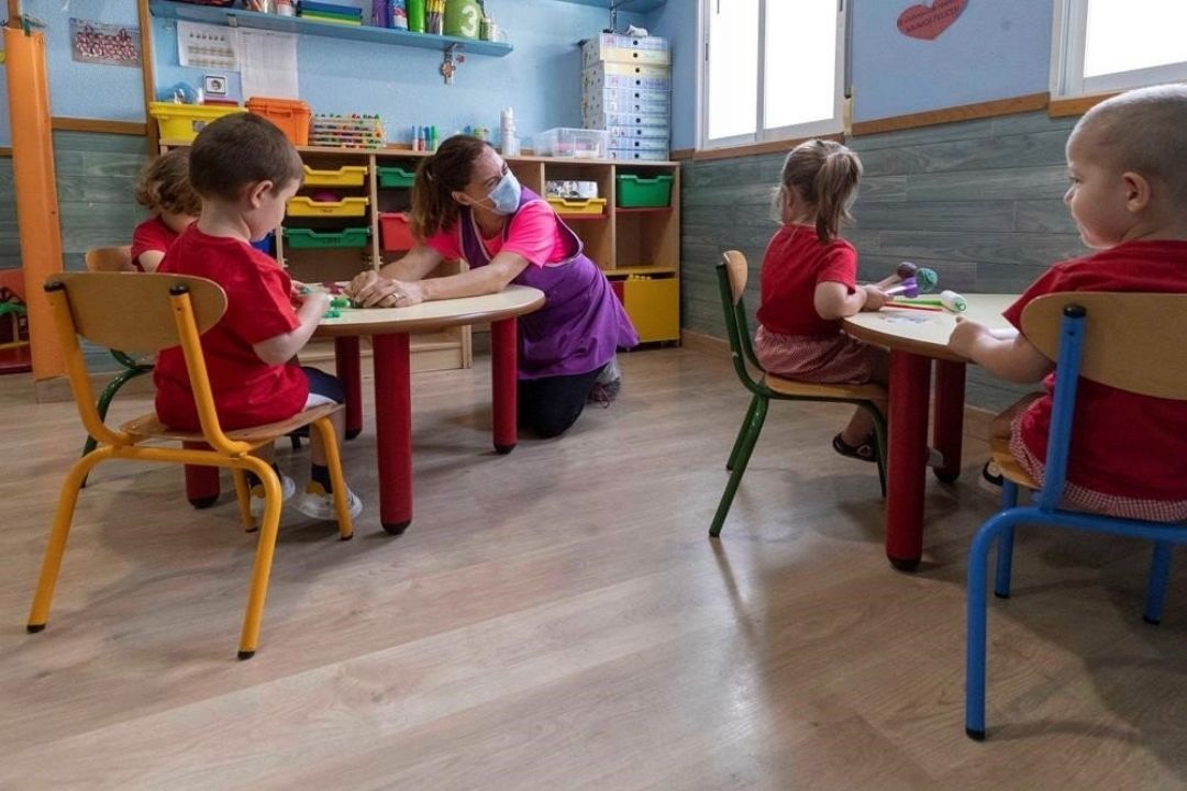 Niños de educacion infantil de cero a tres años./