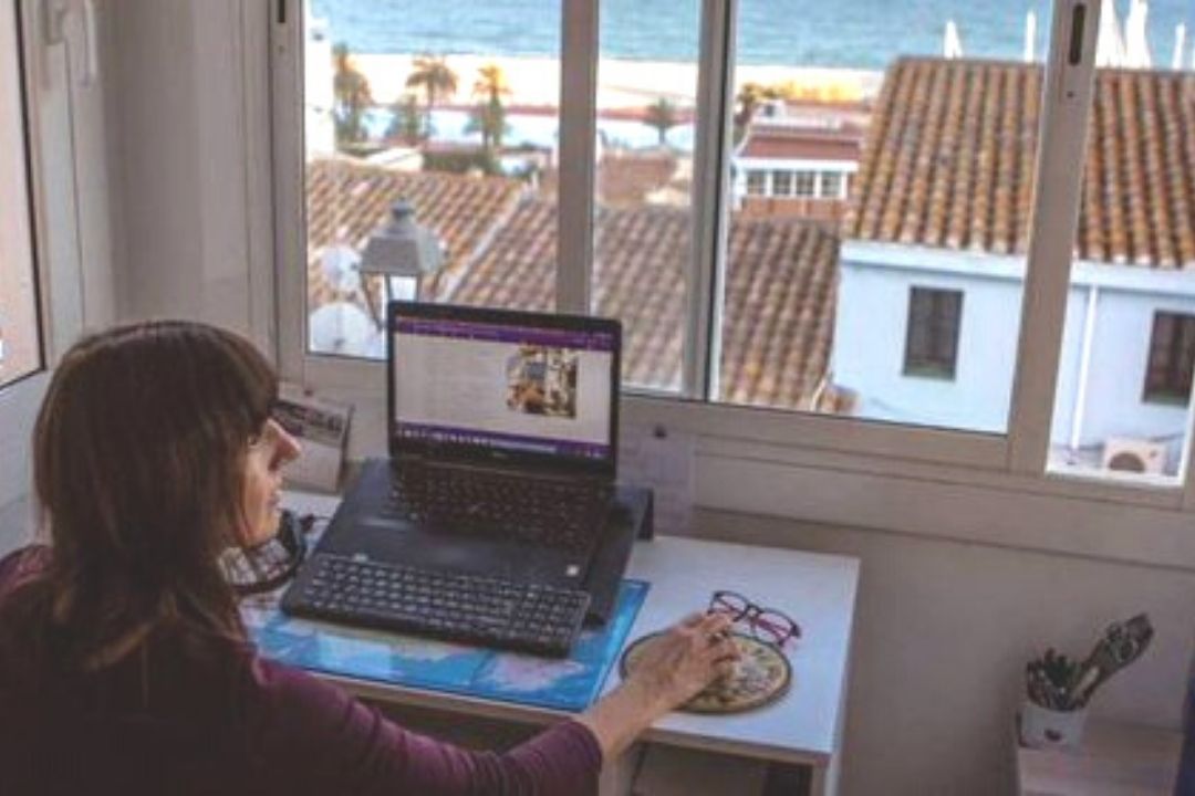 Empleada cumpliendo su jornada por teletrabajo./ EFE