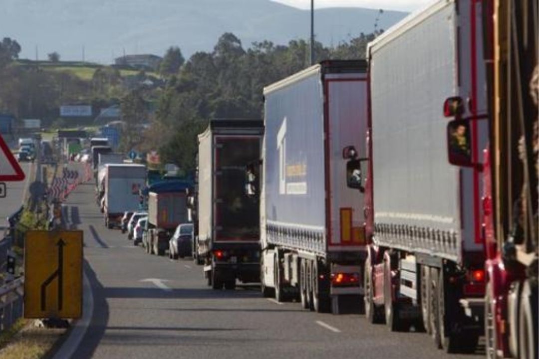 camiones atasco autopista efe