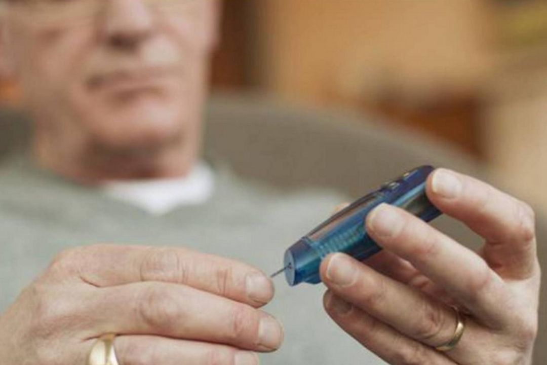 Una persona con diabetes se medica. / Archivo Efe