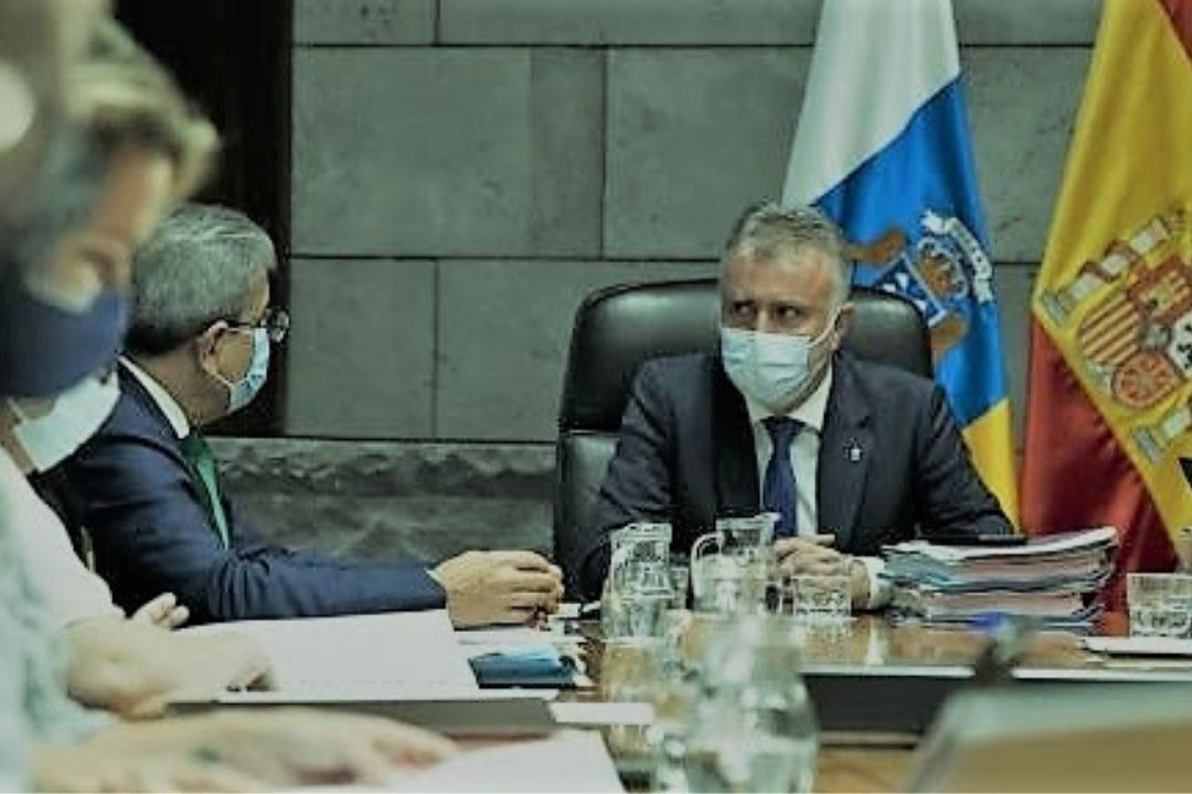 Ángel Víctor Torres y Román Rodríguez en Consejo de Gobierno donde se discuten las partidas económicas./ Archivo EP