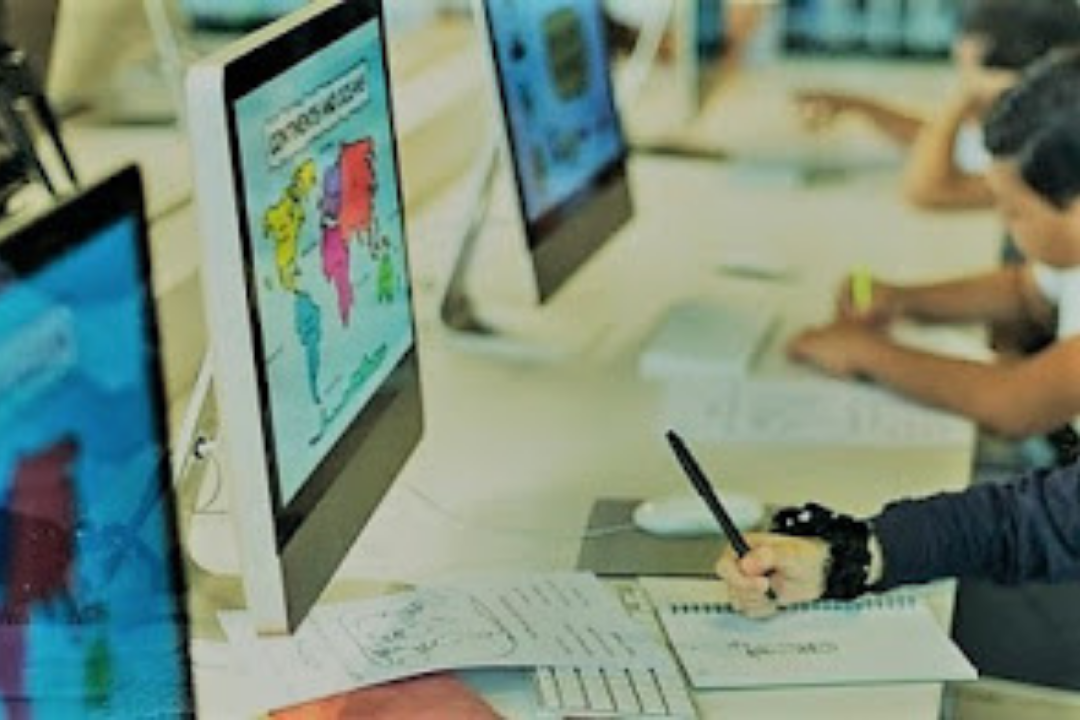 Niños dando clase con auxiliares de conversación./ Archivo
