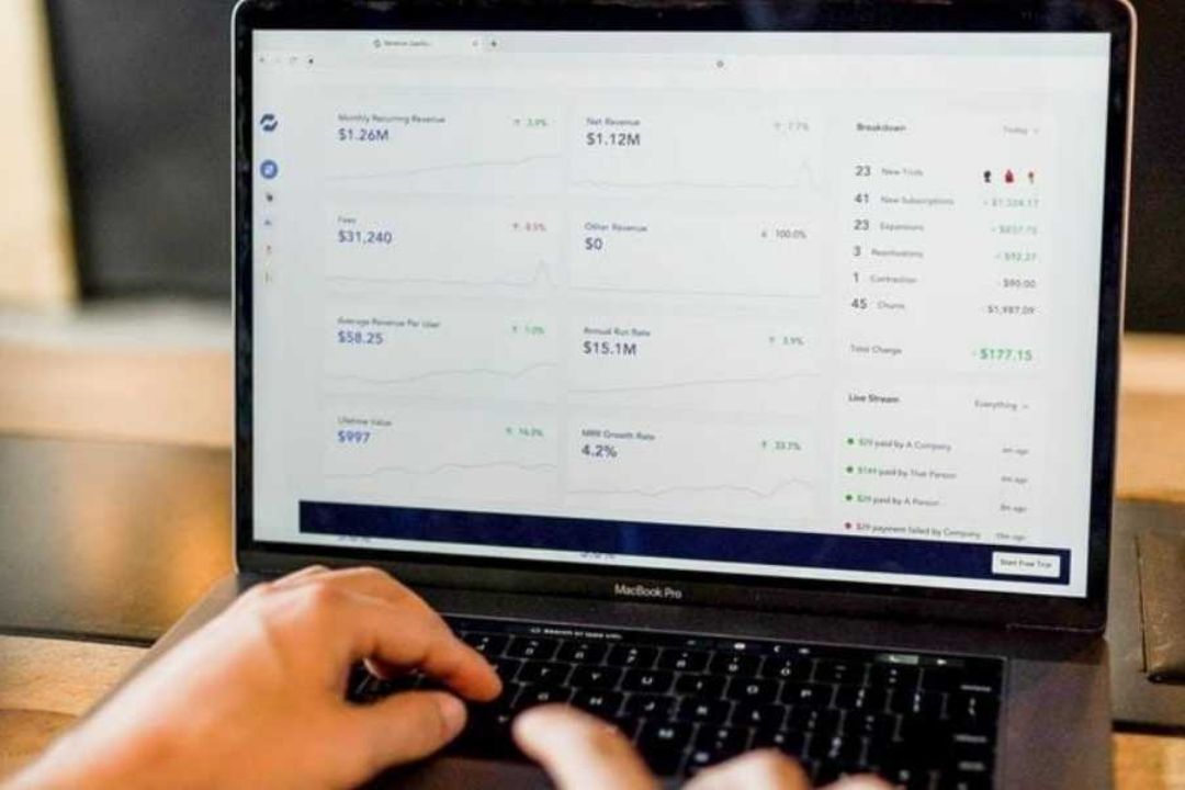 Una persona emprendedora analiza los datos de su empresa gracias a las nuevas tecnologías. / Imagen de la red