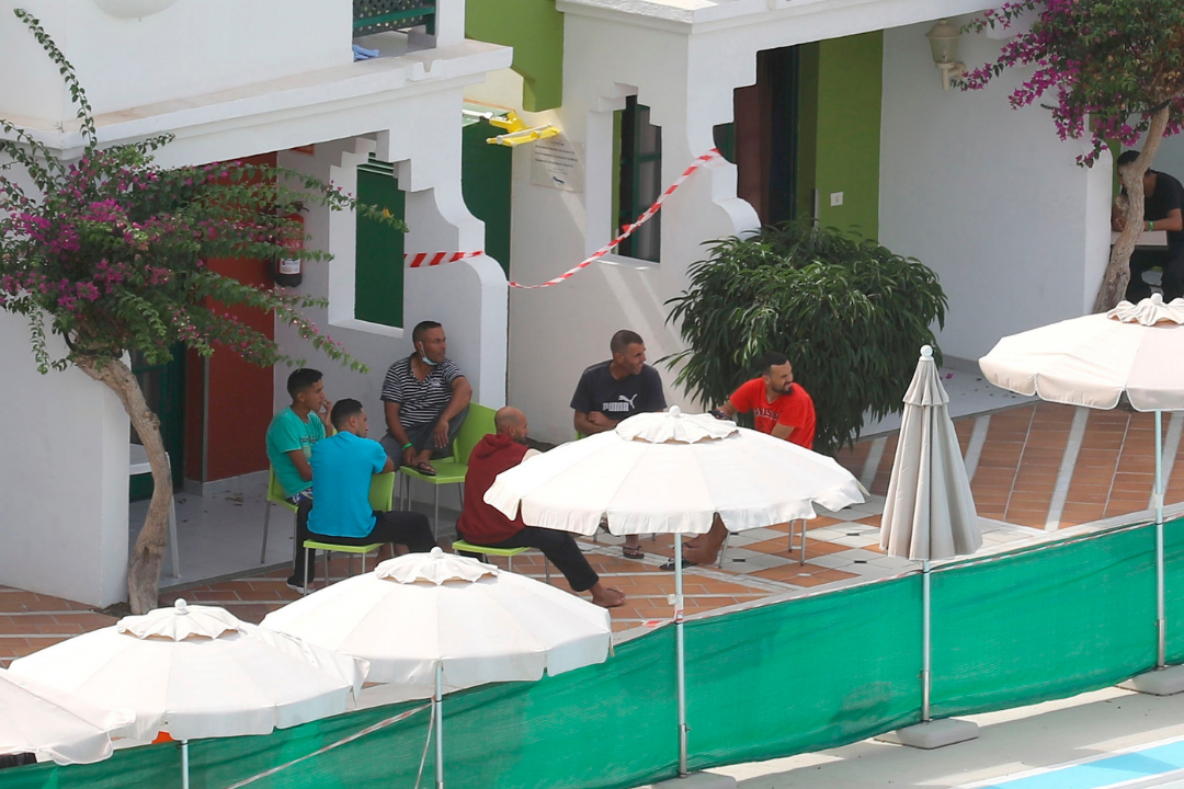 Imagen de archivo de inmigrantes en un hotel de Gran Canaria. / EFE