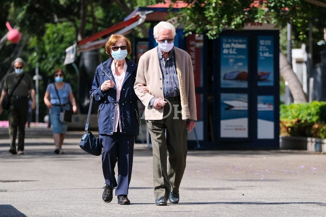 Dos personas caminando por la calle con mascarilla. / Archivo AH