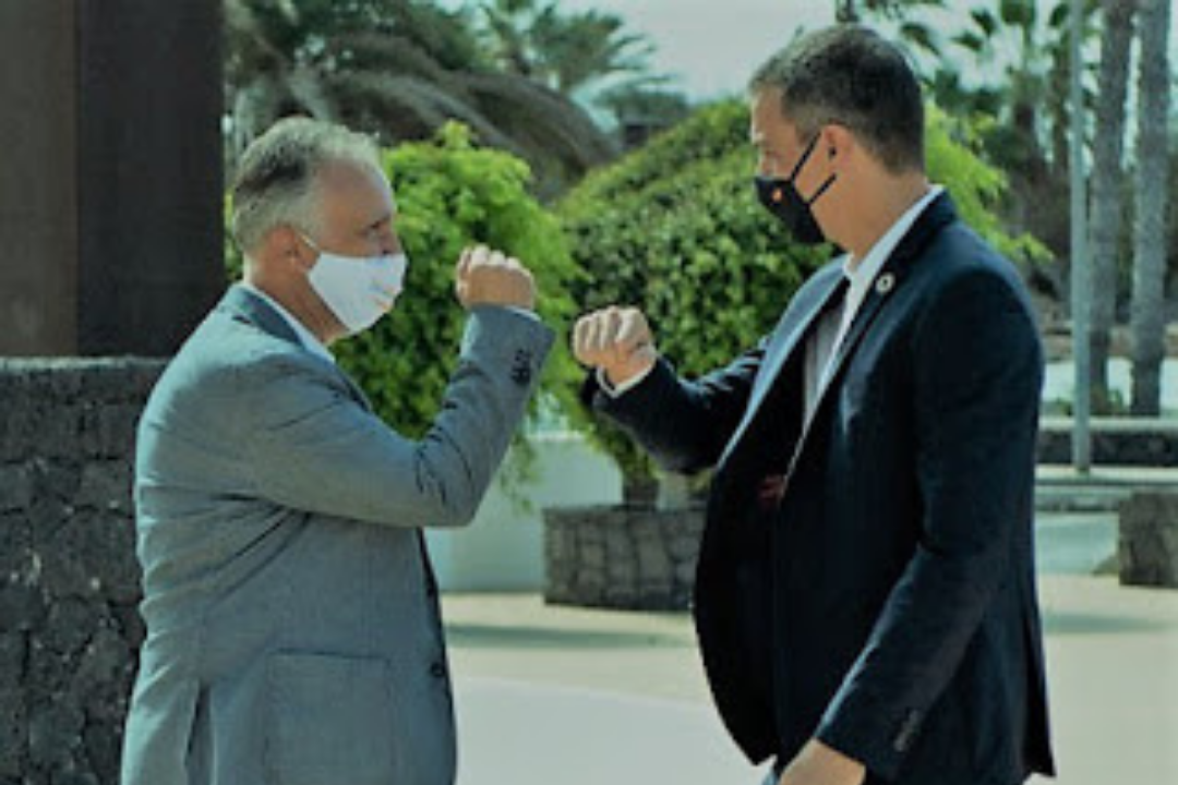 Ángel Víctor Torres saluda a Pedro Sánchez durante la pandemia. / Archivo