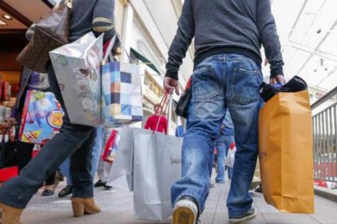 Los comercios pueden abrir actualmente diez domingos y festivos al año. /Archivo