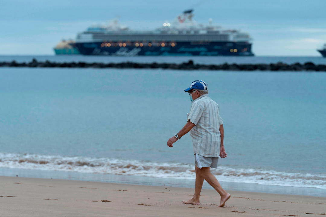 hombre caminando crucero