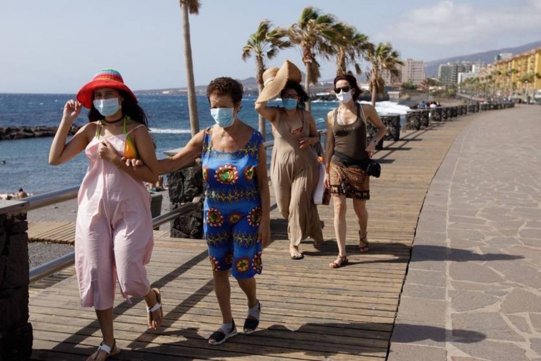 Turistas paseando con mascarilla durante la pandemia. / EFE