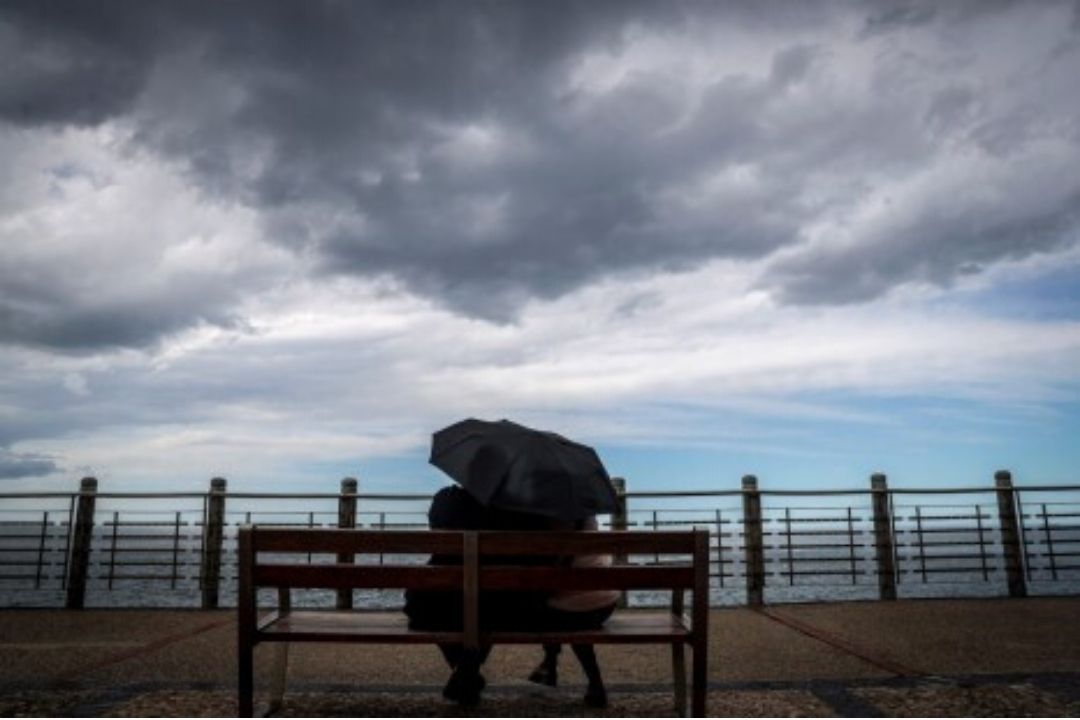 Cielos nubosos y lluvias débiles / AH