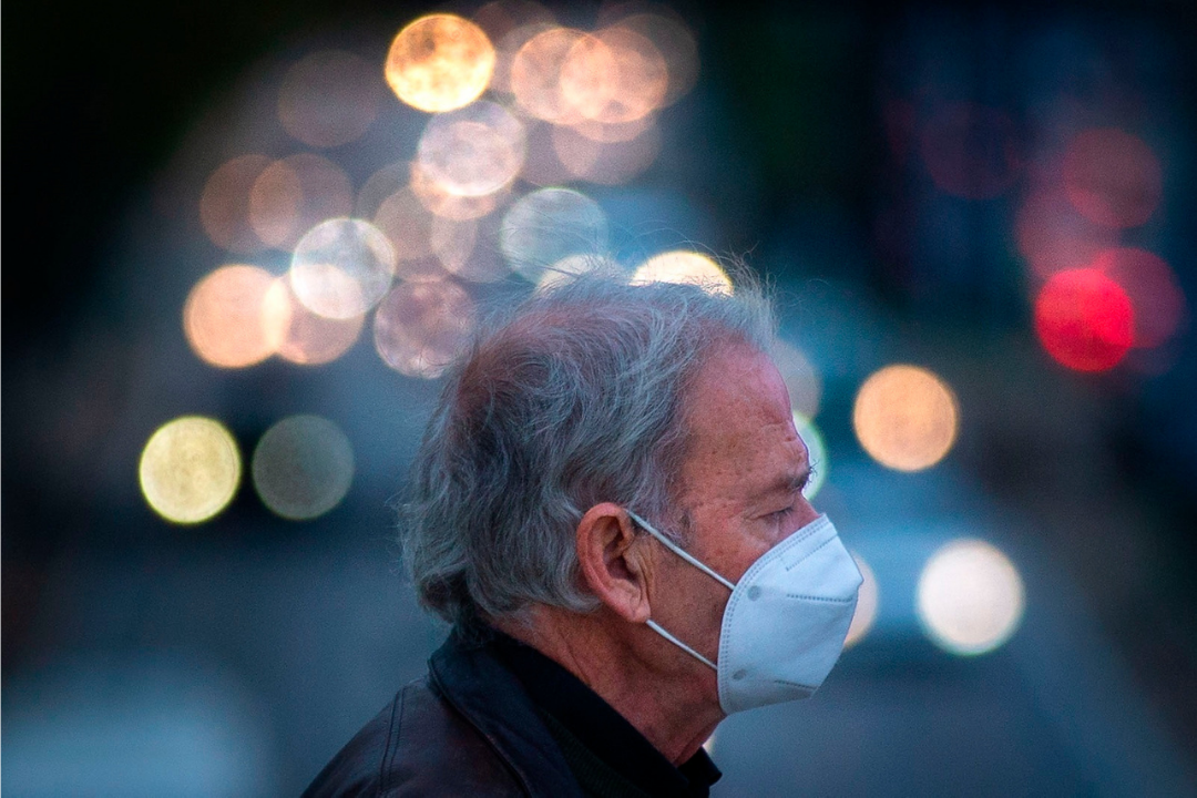 hombre mayor mascarilla