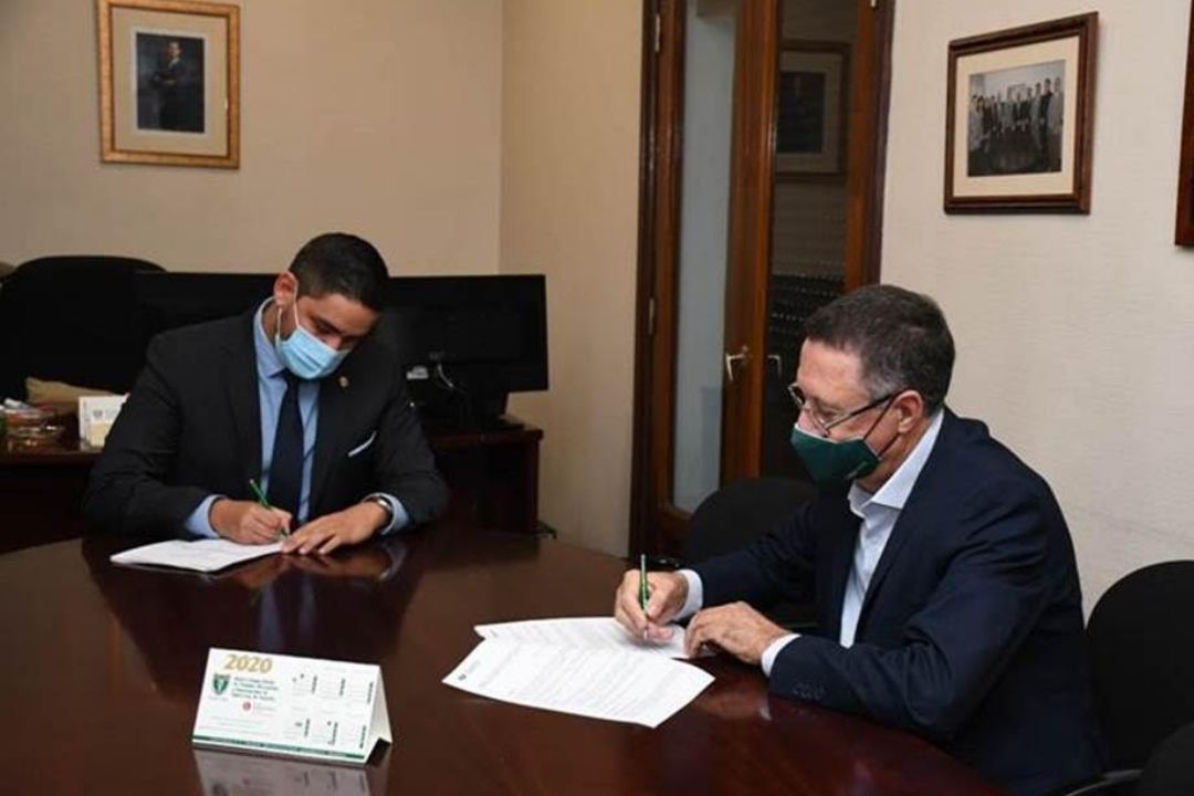 titulados mercantiles cajasiete