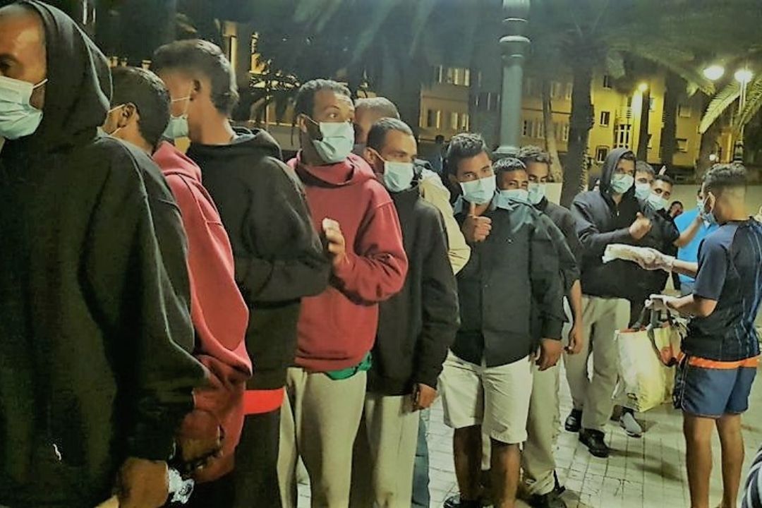 vecinos dan comida a inmigrantes