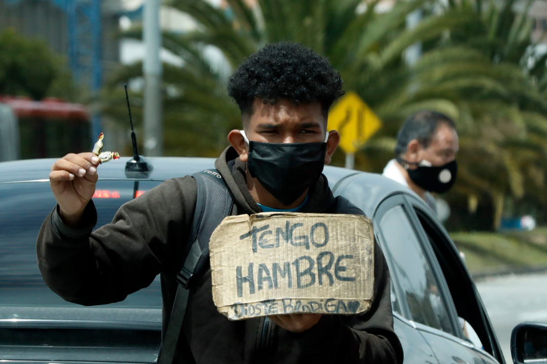 Una persona sumida en la pobreza en Canarias./ EFE