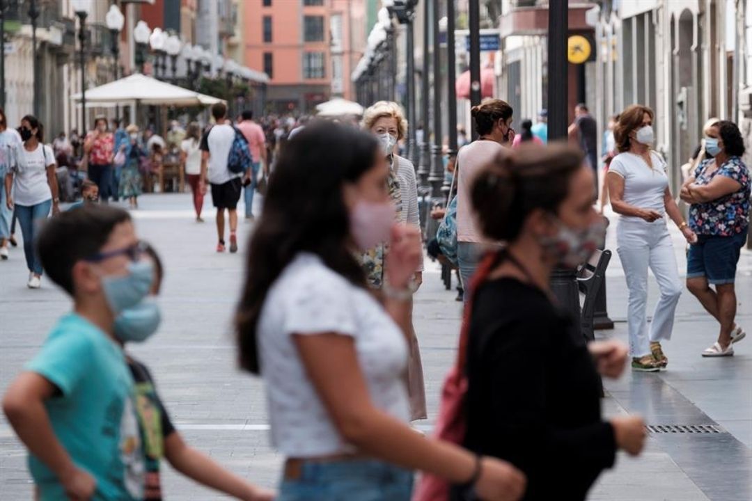 Gente con mascarillas en la calle. / Archivo 