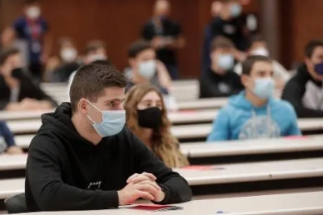 universitarios estudiantes mascarilla efe