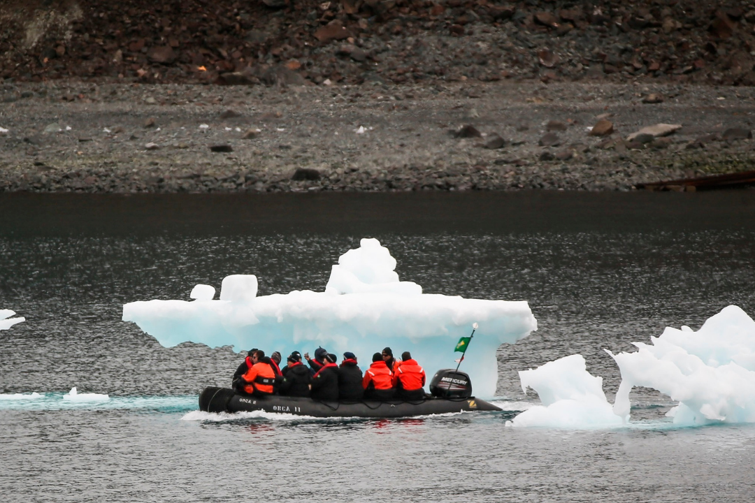 Detectan microplásticos en agua dulce en la Antártida