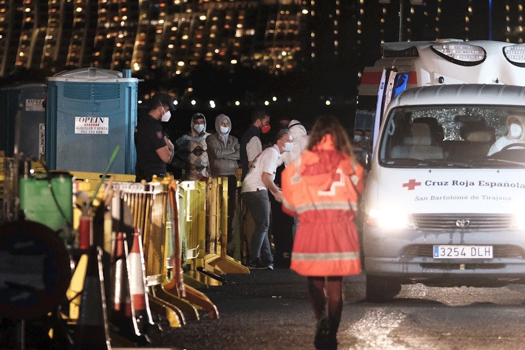 Cruz Roja en el muelle de Arguineguín recibiendo a personas migrantes. / Archivo Efe