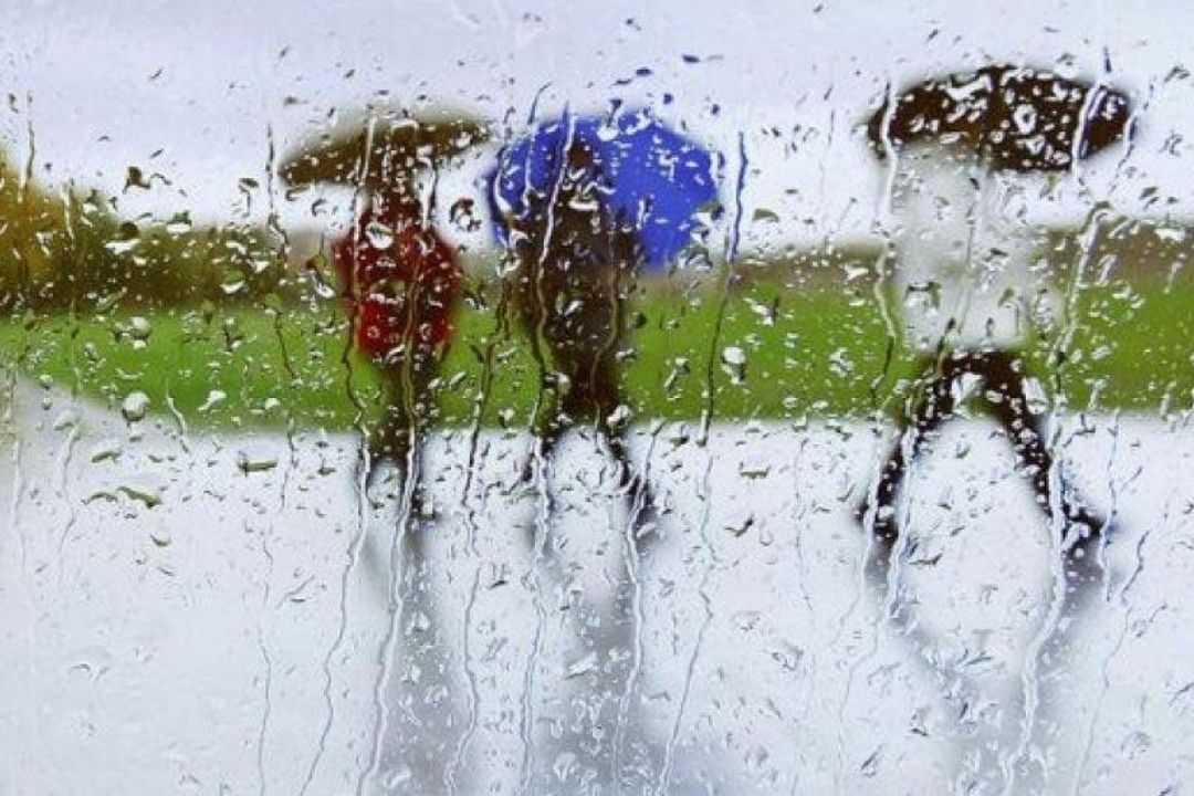 Un grupo de personas se protege ante la lluvia. / Archivo 