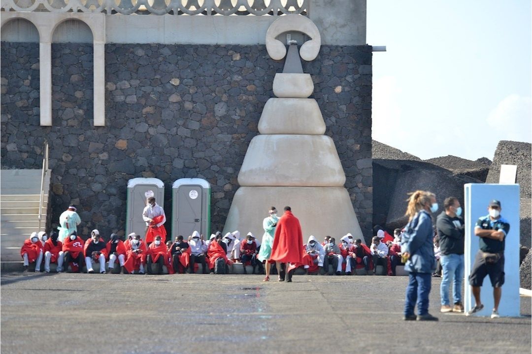 Un grupo de personas migrantes en el puerto de La Restinga / ARCHIVO