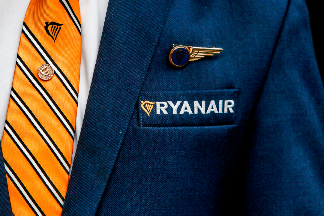 Un trabajador de Ryanair./ Archivo Un trabajador de Ryanair./ Archivo