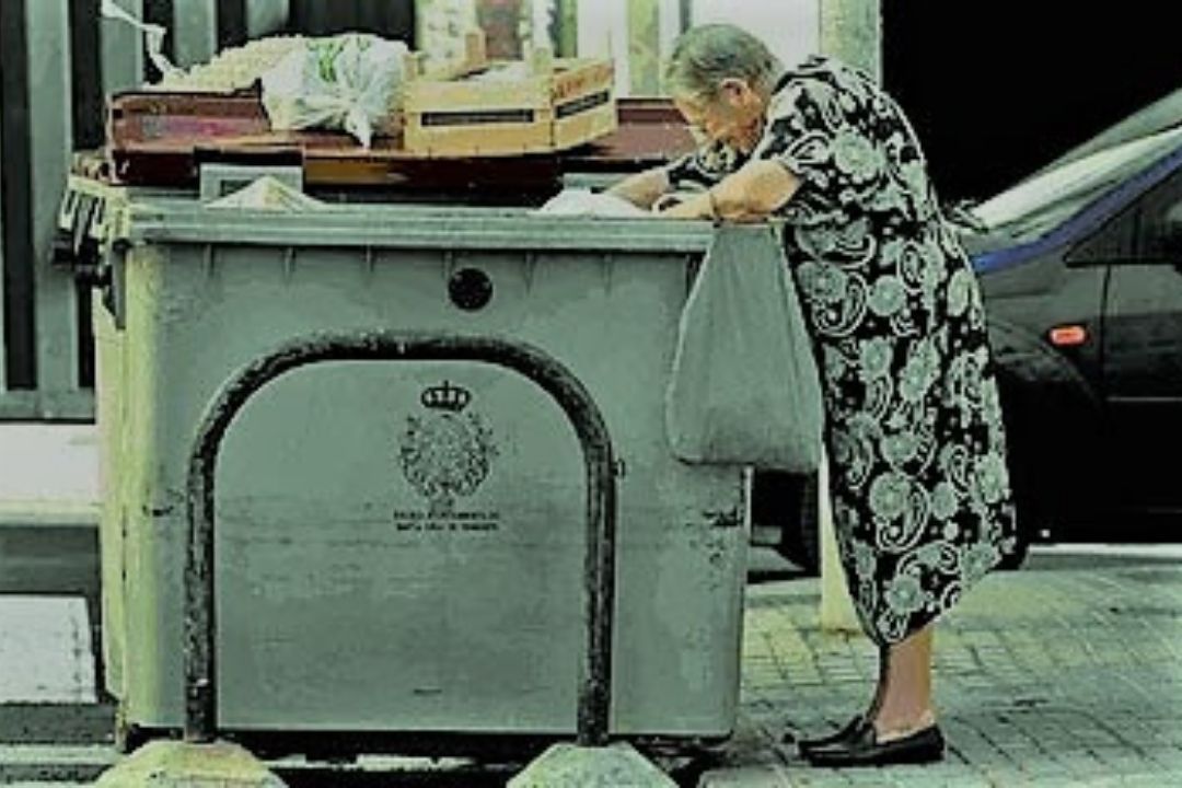 Señora busca comida en un contenedor de basura de Santa Cruz de Tenerife./ CEDIDA