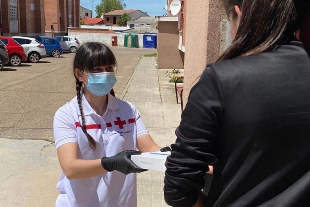 Una voluntaria de Cruz Roja entrega alimentos a una persona necesitada. / Archivo