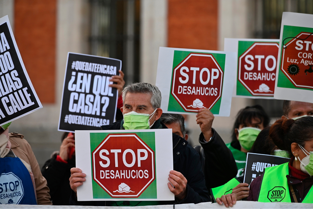 Personas manifestándose en contra de los desahucios. / Archivo