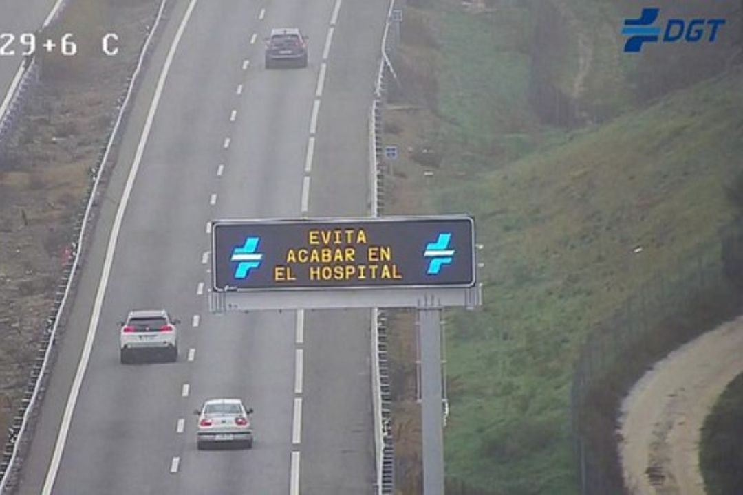 Cartel con una campaña de tráfico de la DGT, que hoy ha puesto en marcha la nueva Ley de Tráfico / Archivo