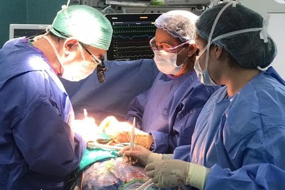 Intervención quirúrgica en el HUC. / Archivo