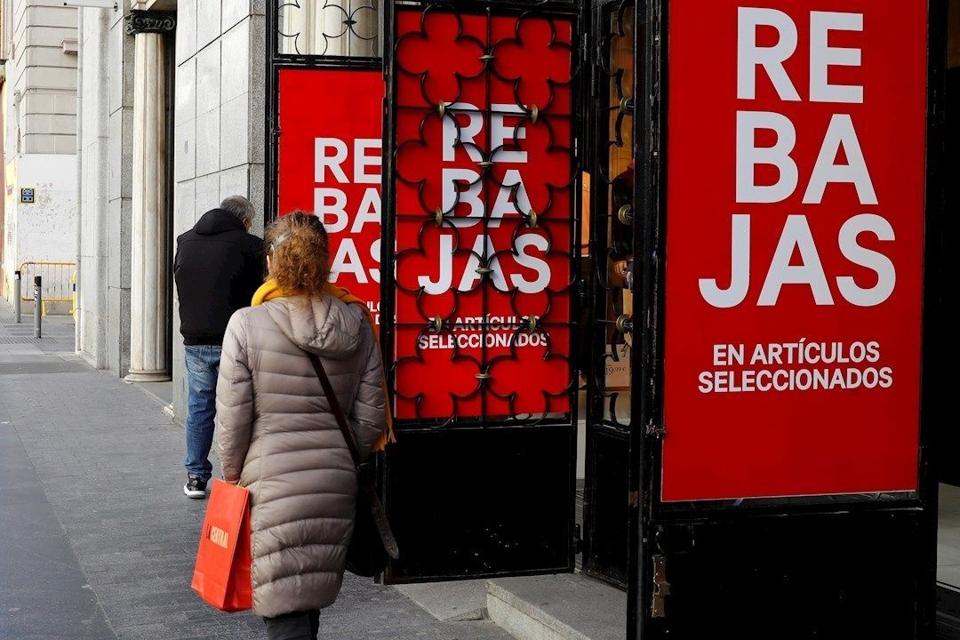 Personas comprando durante las rebajas. / Archivo