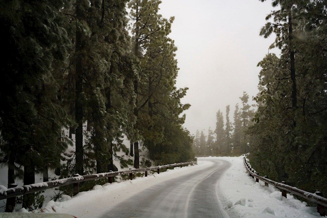 Acceso al Teide nevado, en Tenerife. / Imagen de la red