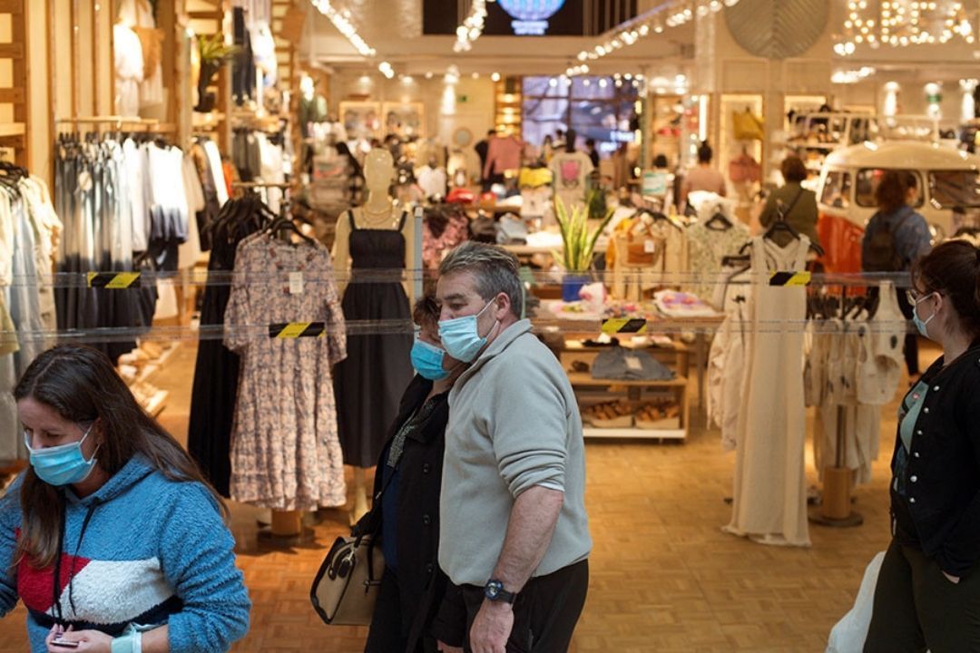 distancia mascarillas rebajas covid gente