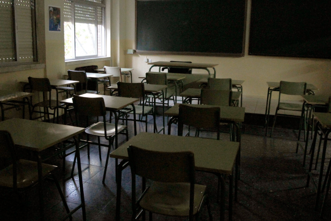 Un aula de un instituto tinerfeño completamente vacía. Muchos institutos y colegios reportan faltas de alumnos a causa de las lluvias./ Archivo