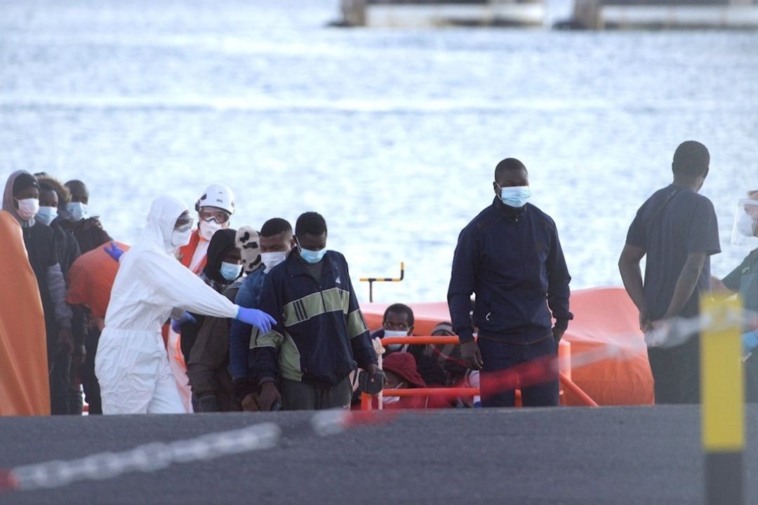 Llegada de personas rescatadas de una patera a Canarias. / EFE