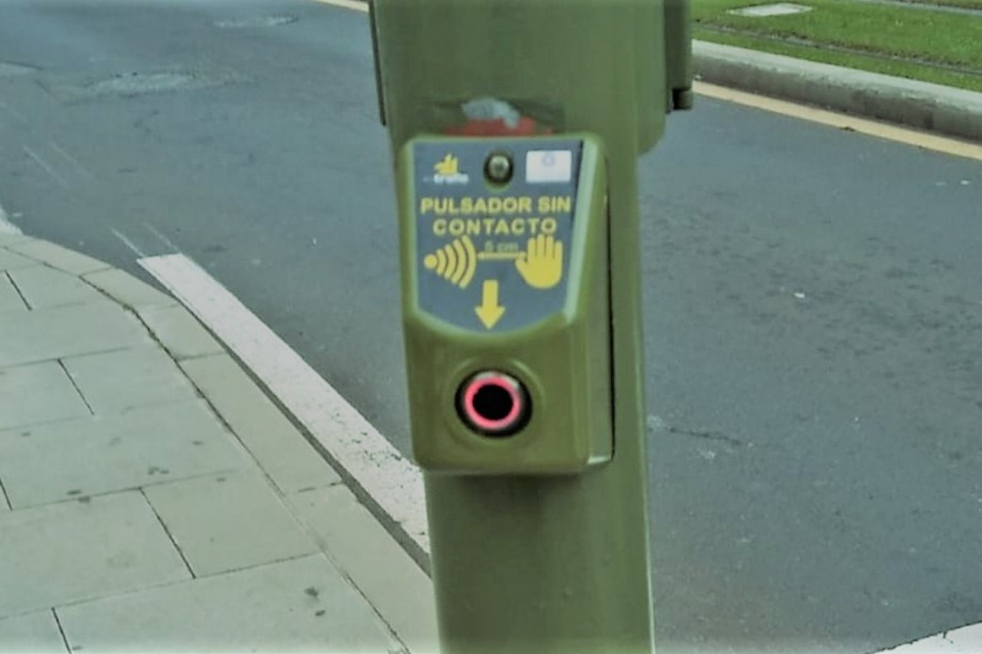 Botón pulsador de un semáforo semáforo./ Archivo