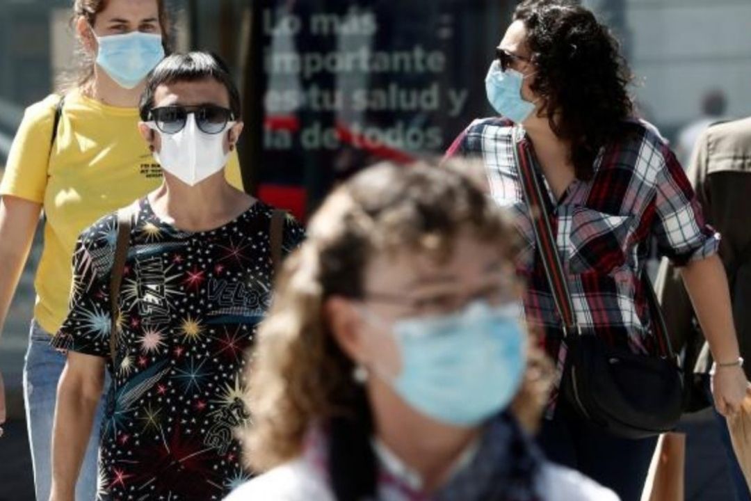 Gente con mascarillas por la pandemia de la COVID-19. / Archivo